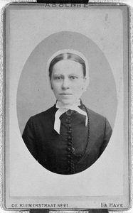 810733 Portret van Nicolette Christine Dermout, besturende zuster van het Diakonessenhuis te Utrecht (1881-1891).